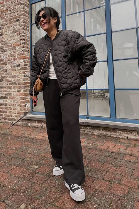 Style a quilted jacket for fall and winter Quilted Jacket Outfit Black, Hightop Converse Outfits, Quilted Jacket Outfit, Winter Outfits 2022, Casual Chic Fall, Ripped Top, Converse Outfits, Jacket Sewing, Black Quilted Jacket