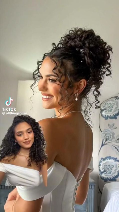 Curly Hair Dos, Curly Bridal Hair, Curly Hair Up, Quick Curly Hairstyles, Curly Hair Accessories, Curly Hair Beauty, Simple Prom Hair, Curly Hair Videos, Curly Wedding Hair