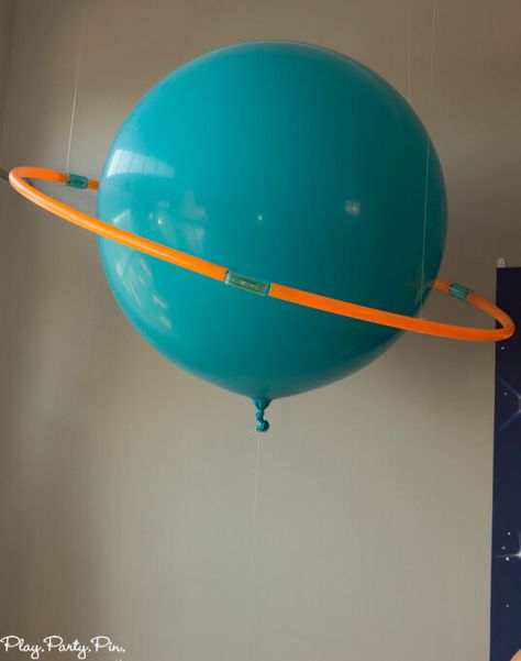 Turn balloons and hula hoops into perfect planets for an outer space party Outer Space Facts, Outer Space Party Decorations, Space Vbs, Happy Birthday B, Camping Party Decorations, Outer Space Crafts, Planet Party, Space Preschool, Space Party Decorations