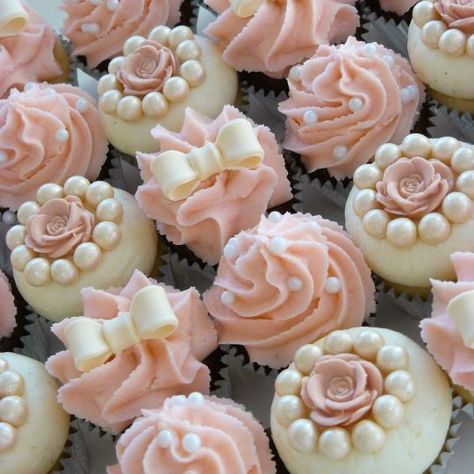 Vintage Wedding Cupcakes, Cupcakes Vintage, Pearl Cupcakes, Frost Cupcakes, Deco Cupcake, Vintage Pasta, Cupcakes Design, Vintage Cupcakes, Elegant Cupcakes