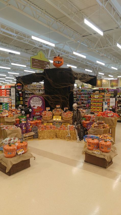 Hershey Halloween Display Halloween Grocery Store Display, Halloween Retail Displays, Grocery Display, Halloween Store Display, Halloween Snack, Pumpkin Display, Fruit Shop, Halloween Store, Retail Merchandising