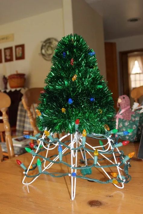 How to make an adorable recycled hanger Christmas tree – Recycled Crafts Diy Clothes Hanger, Hanger Christmas Tree, Mother Christmas, Hanger Crafts, Holiday Crafts Diy, Christmas Tree Crafts, Clothes Hangers, Holiday Crafts Christmas, Crafts Christmas