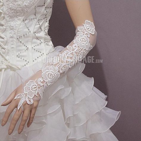 Blanc gants de mariée en tulle et dentelle avec longueur environ 50cm [#ROBE2013539] - robedumariage.com Oc Au, Bride Gloves, Dress And Gloves, Gloves Dress, Wedding Accessories For Bride, Wedding Gloves, Bridal Gloves, Lace Gloves, Wedding Dress Accessories