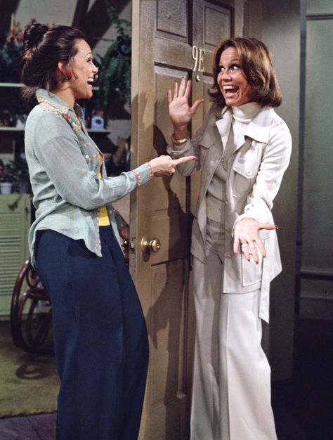 Valerie Harper, Tropical Print Skirt, Mary Tyler Moore Show, Tyler Moore, John Wilson, Mary Tyler Moore, Hair Flip, Career Woman, Hollywood Walk Of Fame