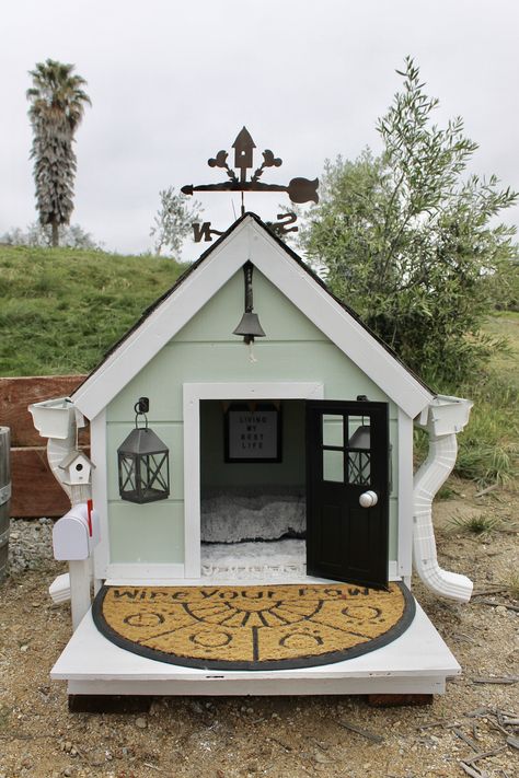 Cottagecore Dog House, Dog House Shed Ideas, Dog House Colors Ideas, Painted Dog House, Cute Dog Houses Outdoor, Dog House Painting Ideas, Aesthetic Dog House, Dog Houses Diy, Dog Houses Outdoor