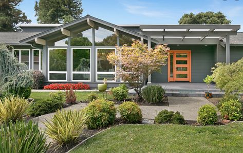 Mid Century Modern Exterior Paint, Modern Ranch Exterior, Mid Century Modern Homes Exterior, Mid Century Modern House Exterior, Mid Century Modern Ranch, Mid Century Modern Exterior, Mid Century Exterior, Ranch Exterior, Home Exterior Makeover