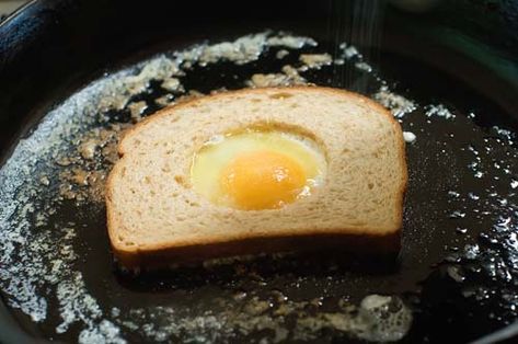 kids would love to eat an egg this way Ree Drummond Recipes, Egg In A Hole, Pioneer Women Cooks, Eggs In A Basket, Cake Mug, Pioneer Woman Recipes, Egg Toast, Egg Breakfast, Breakfast Time