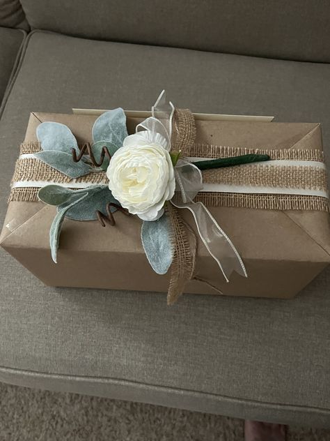 Shabby Chic Gift Wrapping Ideas, Chic Gift Wrapping, Shabby Chic Gifts, Gift Wrapping Techniques, Gift Wrapping Ideas, Creative Gift Wrapping, Gift Packing, Chic Gifts, Wrapping Ideas