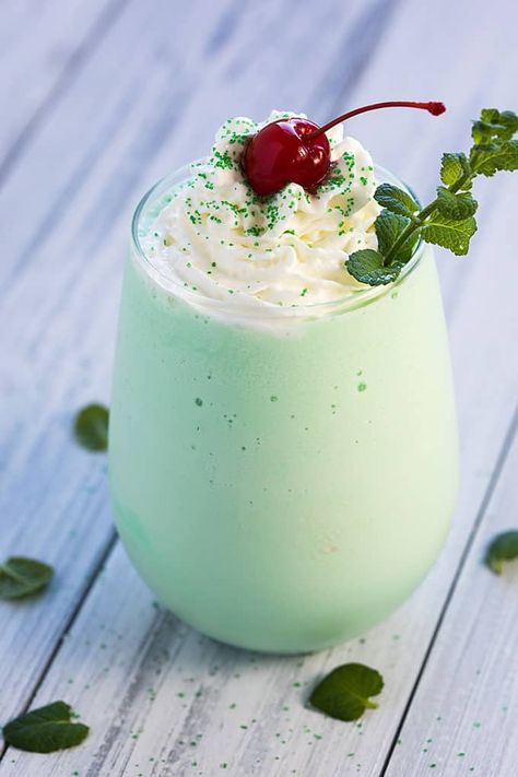 Boozy Shamrock Shakes Margaritaville Recipes, Mcdonalds Shakes, Mint Ideas, Shamrock Shakes, Peppermint Schnapps, Day Cocktails, Cocktails And Mocktails, Spiced Drinks, Shamrock Shake