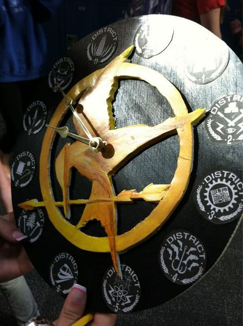 Hunger Games Door Decorations, Hunger Games Project Ideas, Hunger Games Themed Bedroom, Hunger Games Room Ideas, Hunger Games Bedroom Ideas, Hunger Games Bedroom, Hunger Games Room Decor, Hunger Games Zodiac, Hunger Games Decorations