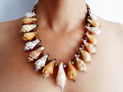 Necklace of Sea Shells and Beads of Wood and Coconut. Completion of Macramé. - Etsy Spain Necklace Macrame, Shells Diy, Heart Brand, Ocean Inspired Jewelry, Sea Jewelry, Shell Crafts Diy, Seashell Jewelry, Seashell Crafts, Hippie Jewelry