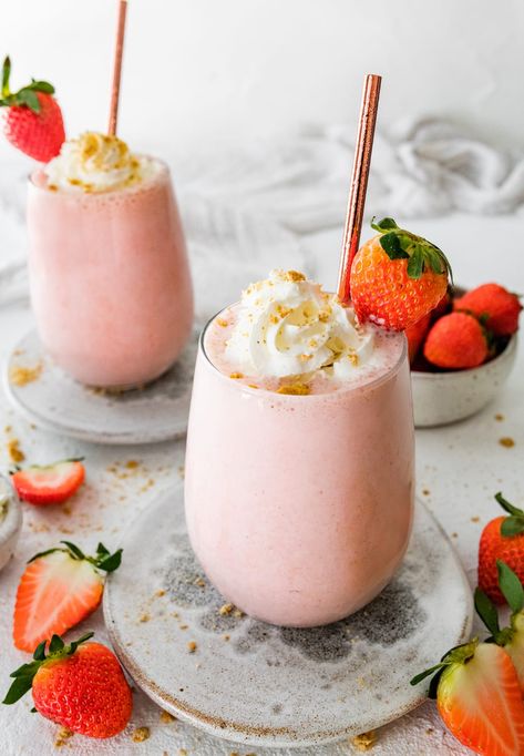 This strawberry cheesecake smoothie is thick, creamy and requires only 5 simple ingredients. It tastes like dessert but is loaded with healthy ingredients and over 20 grams of protein! Cottage Cheese Ideas, Strawberry Cheesecake Smoothie, Macro Eating, Best Healthy Meals, Cottage Cheese Smoothie, Peanut Butter Bark, Almond Milk Cheese, Leg And Ab Workout, Cheese Ideas