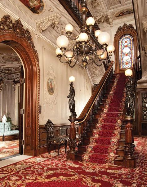 Victorian Staircase, Victorian House Interiors, American Mansions, Wrought Iron Stairs, Victorian Interior, Victorian Interiors, American Interior, Casa Exterior, Beige Walls