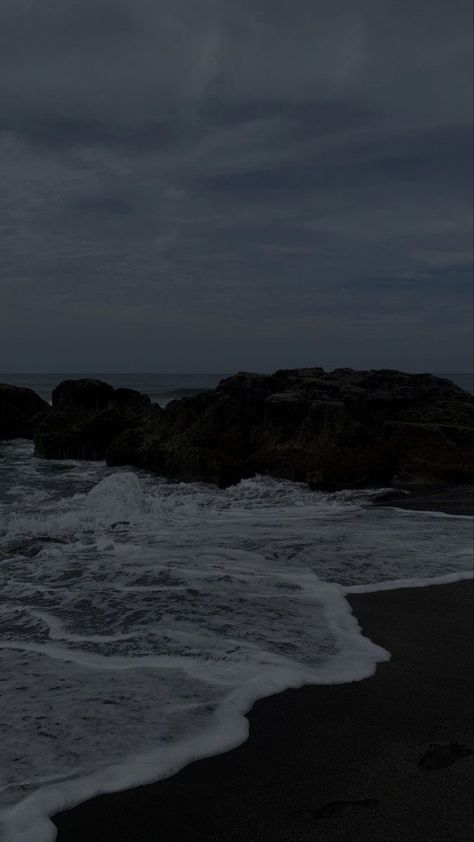 Aesthetic Rain, Dark Beach, Vintage Foto, Dark Black Wallpaper, Dark Landscape, Black Phone Wallpaper, Simple Phone Wallpapers, Dark Phone Wallpapers, Black Wallpaper Iphone