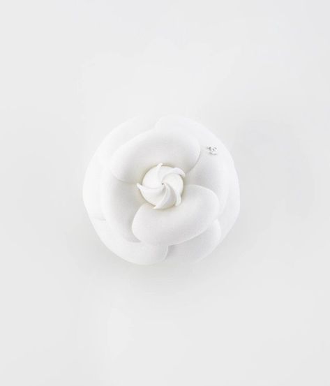 Camelia Chanel, Luxury Headbands, Classy Lifestyle, White Camellia, Brooch Corsage, Chanel Camellia, Chanel Brooch, Chanel Store, Fashion Chanel