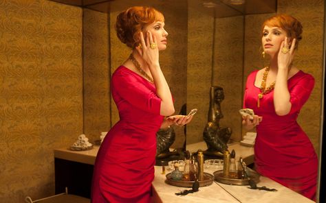 Christina Hendricks Photoshoot #2K #wallpaper #hdwallpaper #desktop Mad Men Makeup, Joan Mad Men, Mad Men Costume, Joan Harris, Joan Holloway, Women In Red, Jane Russell, Elisabeth Moss, Mad Men Fashion