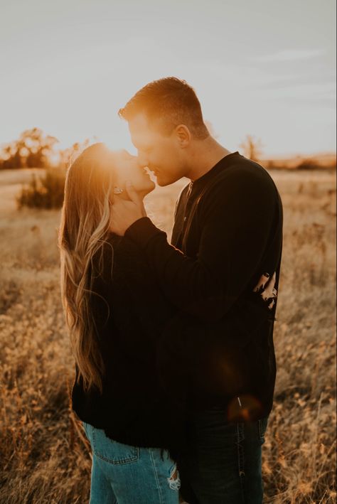 Couples Photoshoot Golden Hour, Golden Hour Photoshoot Couples, Engagement Photos Golden Hour, Sunset Couples Photoshoot, Couples Sunset Photoshoot, Golden Hour Couples Shoot, Sunrise Engagement Pictures, Couples Fall Photoshoot, Engagement Photos Sunset