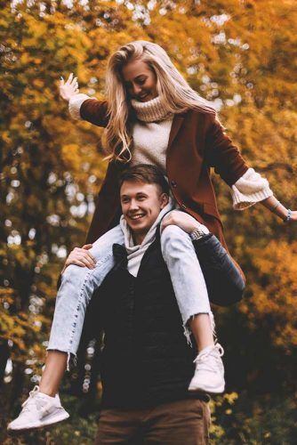 Fall Engagement Photos That Are Just The Cutest ★ Hike Engagement, Fall Couple Photoshoot Ideas, Trending Fashion Ideas, Funny Engagement Photos, Fall Couple Pictures, Unique Poses, Fall Couple Photos, Couple Photoshoot Ideas, Shooting Couple