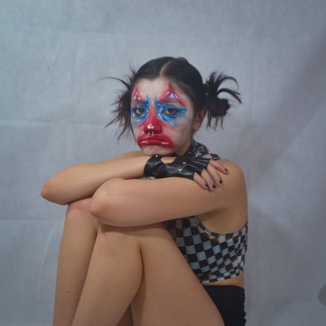 #photography #photoshoot #photoshootideas #fotografia #posesparafotos #ideasparafotos #clown Spooky Clown Photoshoot, Clown Portrait Photography, Clown Makeup Photoshoot, Creepy Clown Photoshoot, Editorial Clown Makeup, Grunge Clown Makeup, Clown Photoshoot Ideas, Clown Poses, Clown Photography