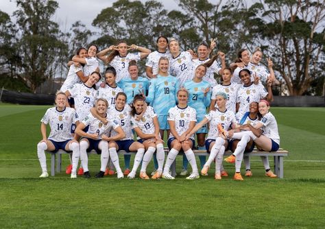 My new fav pic - Julie and soph Preppy Soccer, Us Soccer Team, Women World Cup, Soccer Defender, Soccer Skills Training, Trinity Rodman, Us Womens Soccer Team, Soccer Aesthetic, Usa Womans Soccer