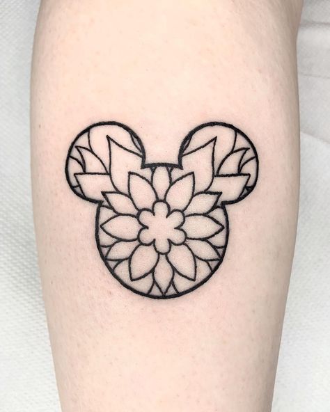 🖤 𝕮𝖆𝖘𝖊𝖞 𝕸𝖆𝖗𝖎𝖊 🖤 on Instagram: “❤️ Mickey Mouse Mandala ❤️ I absolutely loves doing this! Thanks Katie!” Mickey Mouse Mandala Art, Mickey Mouse Mandala, Mouse Tattoo, Mickey Mouse Tattoo, Tattoos 2024, Painted Fashion, Tattoo Disney, Mouse Tattoos, Dream Catcher Tattoo