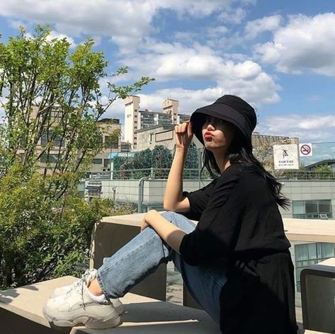 Black Bucket Hat Outfit Korean, Korean Bucket Hat Outfit, Black Bucket Hat Outfit, Bucket Hat Outfits, Bucket Hat Outfit, Korean Jeans, Bucket Hat Style, Korean Fits, Outfit Korean