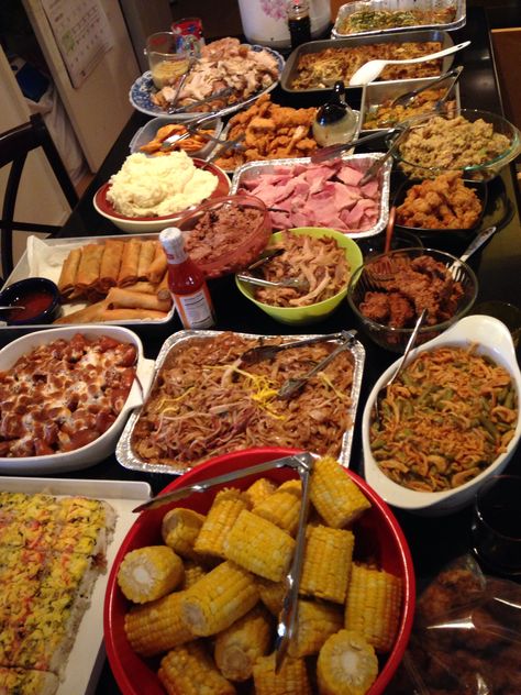 Pinterest: @Keniyahe♚ Different Types Of Food, Food Christmas, Thanksgiving Dinner Menu, Soul Food Dinner, Buffet Food, Idee Pasto Sano, Food Goals, Buffet Table, Food Obsession