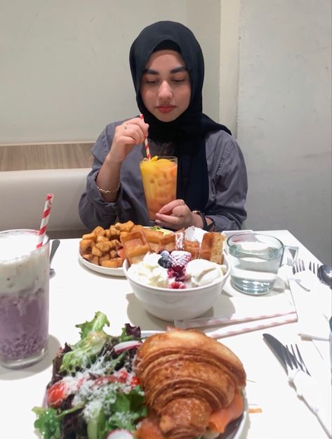 Brunch, brunch aesthetic, brunch food, croissant, salad, waffles, potatoes, mango drink, berries, hijabi, black hijab, outfit, brunch inspo, friends, friends aesthetic, instagram aesthetic, instagram story, ig story, ig inspo Black Hijab Outfit, Aesthetic Brunch, Mango Drink, Brunch Aesthetic, Outfit Brunch, Mango Drinks, Black Hijab, Brunch Food, Outfit Hijab