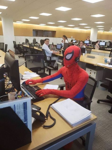 Bank Worker Quits His Job, Shows Up As Spider-Man On His Last Day | Bored Panda Work Fails, Spiderman Funny, Fan Book, Marvel Memes, Marvel Spiderman, Going To Work, Reaction Pictures, Marvel Dc, Last Day