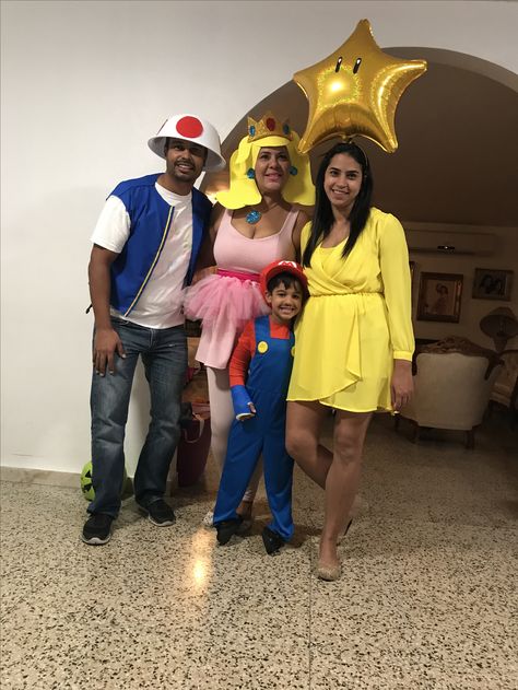 DIY Super Mario family costume Super Mario Family Costume, Mario Family Costume, Mario Party Costume, Mario Character Costumes, Mario Costume Diy, Super Mario Bros Costumes, Mario Brothers Costumes, Mario Kart Costumes, Mario Bros Costume