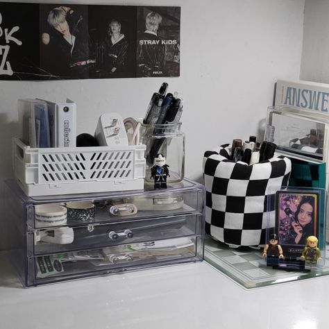 desk aesthetic desk organizer blackpink white enhypen album dilemma enhypen answer blackpink jisoo photocard display Photocard Organizer, Blackpink Jisoo Photocard, Dilemma Enhypen, Aesthetic Desk Organizer, Photocard Display, Jisoo Photocard, Album Organizer, Kpop Desk, Desk Tour