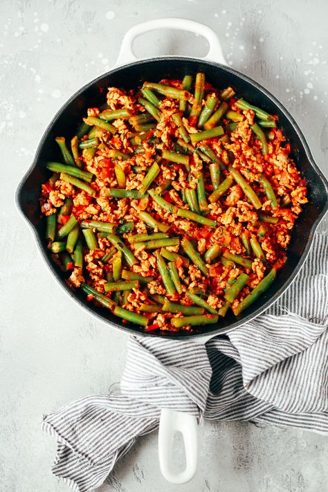 overhead view of a white skillet containing green beans and ground turkey Ground Turkey Skillet, Turkey And Green Beans, Sweet Potato Skillet Recipes, Turkey Skillet, Ground Turkey Recipes Easy, Ground Turkey Recipes Healthy, Healthy Ground Turkey, Sweet Potato Skillet, Green Bean Recipes