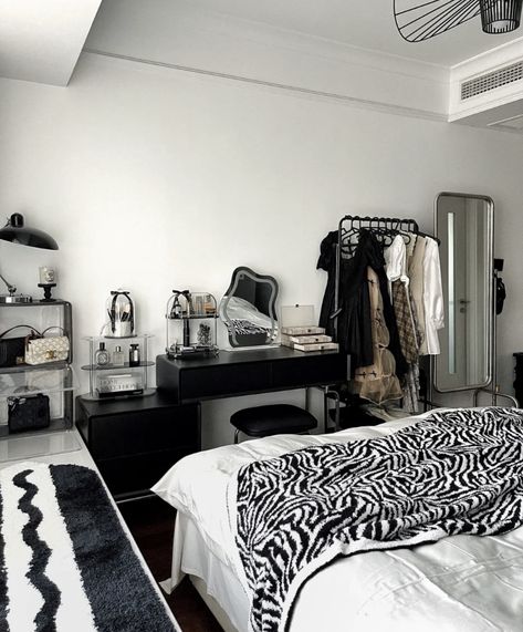 Minimal Goth Bedroom, Black And Silver Room, Black And White Themed Bedroom, Black Furniture Bedroom Aesthetic, Black And White Room Ideas, Black And White Room, Bedroom Black And White, Black And White Bedroom, Dekorasi Kamar Tidur