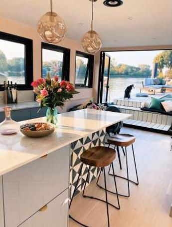 Houseboat Renovation Turning an Old Ship into a Modern Floating Home Dutch Barge Houseboats, Dutch Barge Interior, Dutch Houses Interior, Barge Houseboat, Houseboat Interiors, Boat Renovation, Barge Interior, Kitchen Cabinets Fronts, Mobil Homes