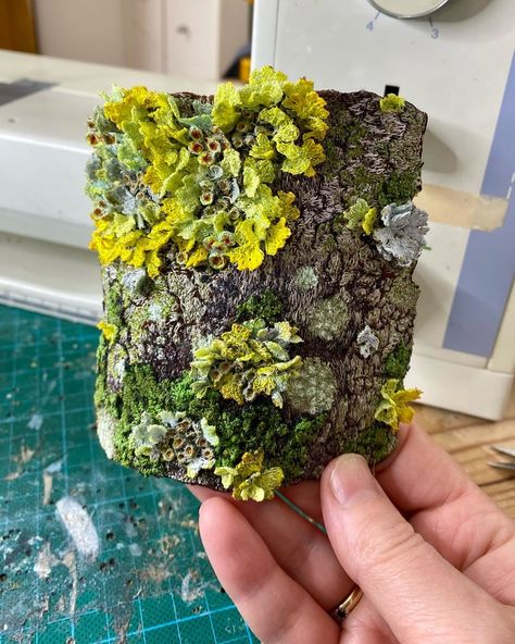 Embroidered Nature (@amandacobbett) • Photos et vidéos Instagram Diy Moss, Textiles Sketchbook, A Level Textiles, Lichen Moss, Cross Stitch Quotes, Textiles Artwork, Textiles Projects, Creative Textiles, Fibres Textiles