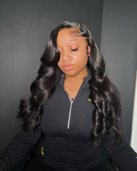 Curled Lace Front Wigs Side Part, Wig Side Part With Curls, Side Part With Layers, Side Part Wig With Curls, Side Part Layered Hair, Side Part With Curls, Side Part Closure, Black Wavy Wig, Frontal Wig Hairstyles