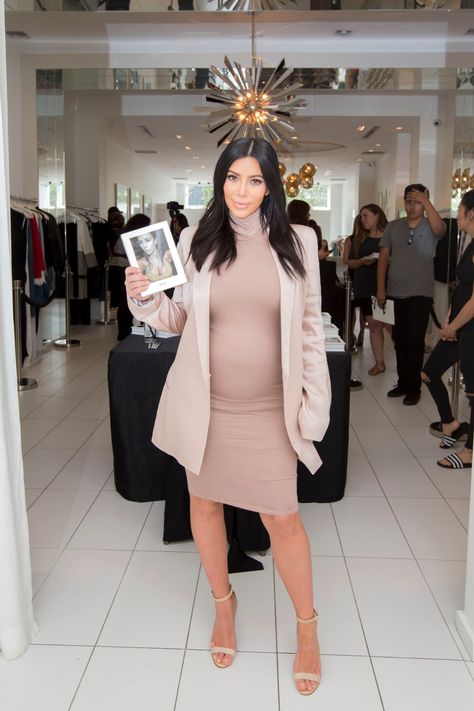 Kardashian Lifestyle, Mum Clothes, Kim Kardashian Pregnant, Pregnacy Fashion, Kim Kardashian Hot, Celebrity Maternity Style, Estilo Kardashian, Cute Maternity Dresses, Maternity Work Clothes