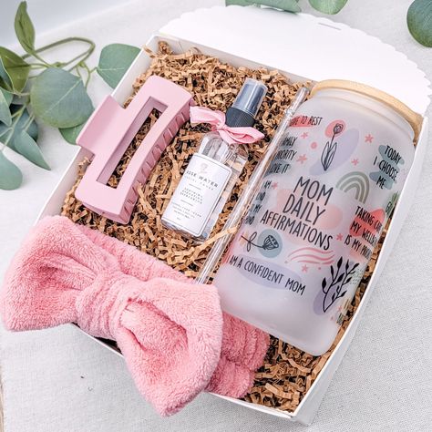 "This Selfcare Gift Box for Mom, Pampering Box for New Mom is what she needs to feel Great every day. Spa Kit for New Mama with Daily Affirmation Mug. Perfect for Expecting Mom Gift Basket. Self-love Gift Box for Mum. 𝐖𝐇𝐀𝐓'𝐒 𝐈𝐍𝐂𝐋𝐔𝐃𝐄𝐃: FULL BOX: - premium frosted glass tumbler (16oz) - reusable straw  - bamboo lid  - matte hair claw (random color) - spa hairband bow (random color) - all-natural Rose-Water toner - Gorgeous Gift Box  - optional greeting card with your personalized message (please leave your message at checkout in a personalization box & we 'll copy it right on the card!) CUP only: - premium frosted glass cup (16oz) + complimentary card with your personalized message (please leave your message at checkout in a personalization box & we 'll copy it right on the card Basket For Mom Birthday, Expecting Mom Gift Basket, Basket For Mom, Kit Spa, Mom Gifts Box, New Mama, Expecting Mom Gifts, Gift Kit, Spa Kit