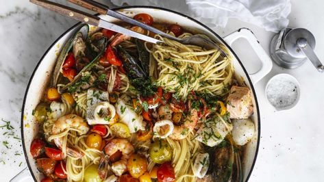 Adam Liaw's tomato spaghetti marinara Spaghetti Marinara Recipe, Seafood Marinara, Spaghetti Marinara, Summer Barbecue Food, Tomato Spaghetti, Scallop Pasta, Marinara Recipe, Weekend Food, Easy Spaghetti