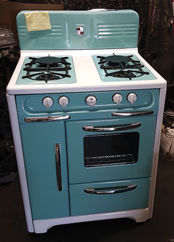 Antique Kitchen Appliances, Retro Stoves Vintage Appliances, Old Fashioned Refrigerator, Vintage Gas Stove, Frig Wrap, Cabin Appliances, 1940 Kitchen, Antique Appliances, Antique Kitchen Stoves