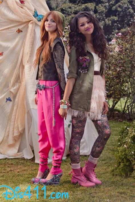 Bella Thorne And Zendaya "Fashion Is My Kryptonite" Music Video Shake It Up Outfits, Bella Thorne And Zendaya, Zendaya Style, Disney Clothes, Disney Channel Stars, Tv Show Outfits, Sofia Carson, Zendaya Coleman, Bella Thorne