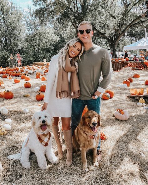 Fall Couple Photos Outfits, Fall Engagement Pictures Outfit, Dog Family Pictures, Fall Picture Outfits, Fall Outfit Ideas For Women, Fall Photo Outfits, Pumpkin Patch Photoshoot, Fall Photo Shoot Outfits, Engagement Picture Outfits