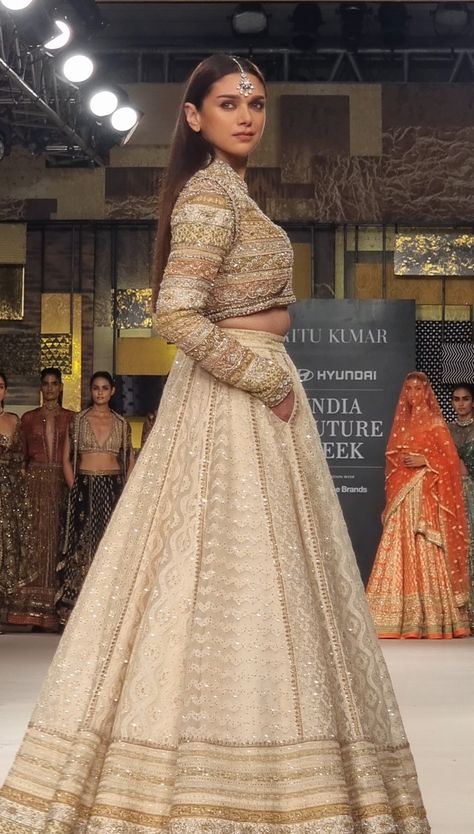 Aditi Rao Hydari Lehenga, Aditi Rao Hydari Indian Outfits, Hey Sinamika, Guruvayoor Temple, India Traditional Dress, The Girl On The Train, Outfit Traditional, Aditi Rao Hydari, Designs Dress