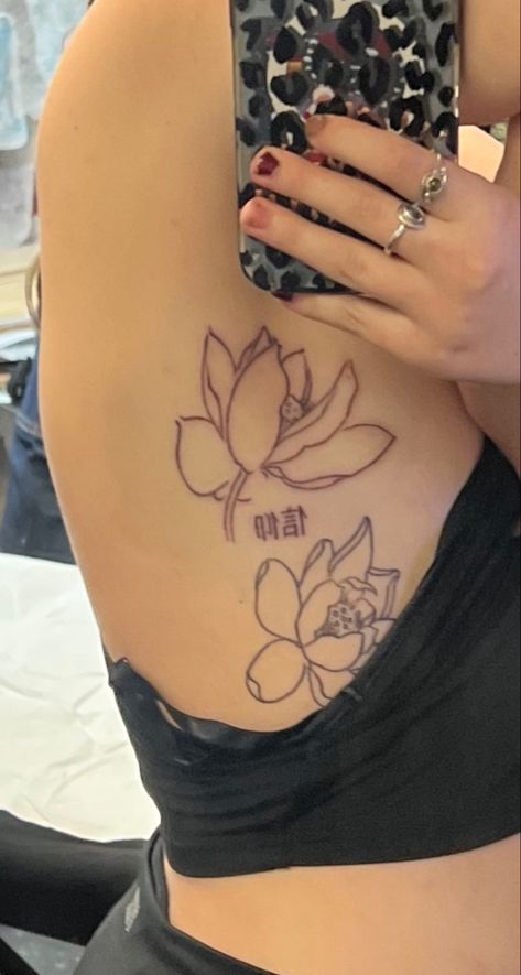 Elegant Lotus Flower Tattoo, Lotus Tattoo Aesthetic, Lotus Flower Back Tattoo, Lotus Back Tattoo, Side Rib Tattoo, Side Stomach Tattoos, Flower Tattoo On Ribs, Tattoos On Side Ribs, Lillies Tattoo