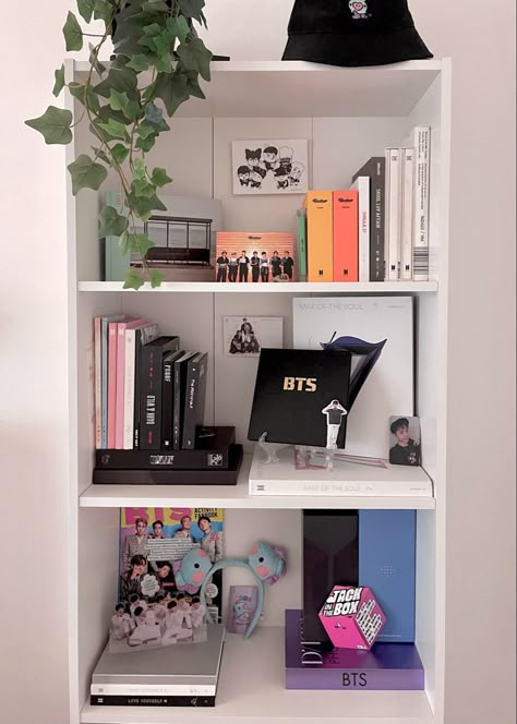 Aesthetic Kpop Album Shelf, K Pop Shelf Aesthetic, Kpop Album Storage Ideas, Kpop Shelf Organization, Bts Album Shelf, Album Shelf Ideas, Bts Shelf Ideas, Kpop Album Organization, K Pop Album Shelf