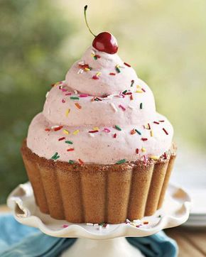 Cupcakes are so cool even CAKES want to be like them. Cupcakes Bonitos, Giant Cupcake Cakes, Big Cupcake, Ice Cream Cupcakes, Giant Cupcakes, Cupcake Pan, Classic Cake, Cupcake Cake, Wedding Cupcakes