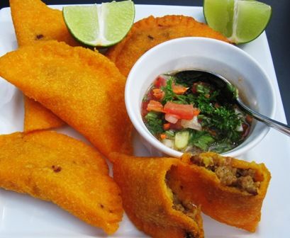 Sausage Empanadas, Colombian Empanadas, Columbian Recipes, Colombian Dishes, Colombian Recipes, Colombian Cuisine, Colombian Food, Popular Snacks, Empanadas Recipe