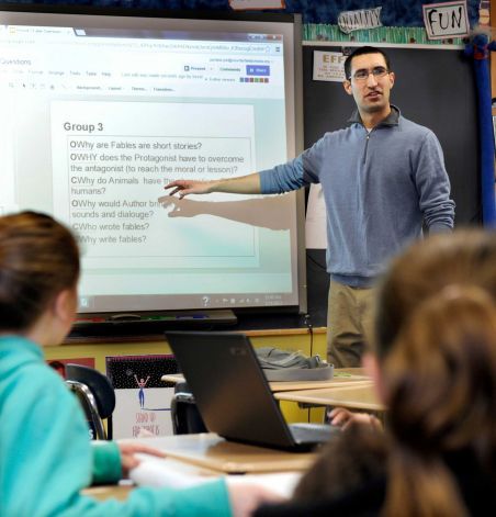 Teacher Joel Pardalis, works with students in his sixth-grade language arts class at  New Fairfield Middle School in New Fairfield, Conn. Thursday, March 21, 2013. Photo: Carol Kaliff / The News-Times "This "flipped classroom" approach means students take home materials they need to learn and take notes on them to prepare for class work the next day." 21st Century Teaching, Middle School Teacher, Middle School Literacy, English Ideas, Teaching Organization, 6th Grade Reading, Learning At Home, 8th Grade Science, Problem Based Learning