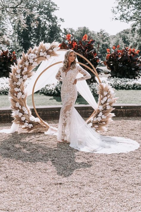 Mermaid trouwjurken zijn dé trend van het moment. Deze jurken worden getypeerd door een klassieke trompetstijl die al je rondingen extra accentueert. Ofwel, een bruidsjurk die perfect is voor vrouwen die graag in de spotlight staan! Wedding Beach Ceremony, Boho Party, Wedding Ceremony Decorations, Festival Wedding, Wedding Deco, Wedding Dress Inspiration, Wedding Arch, Future Wedding, White Wedding