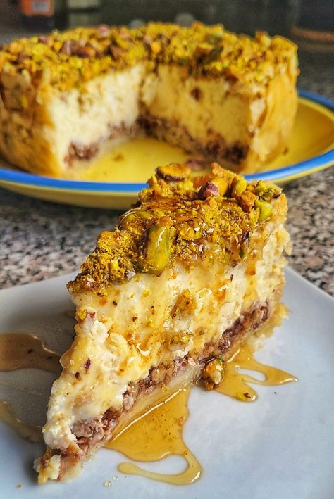 Tort Cake Recipes, Cheesecake Unique, Baklava Cheesecake Recipe, Baklava Ice Cream, حلويات عربية, Baklava Cheesecake, Cheesecake Recipe, Samosa, Baklava